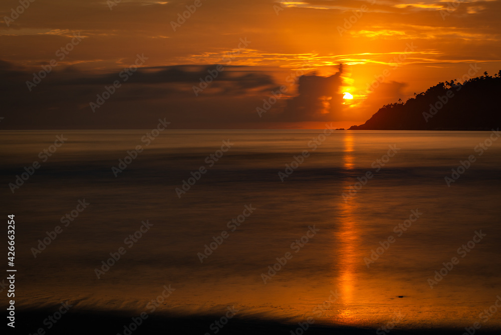 Obraz premium Dawn at Campeche Beach on the island of Florianopolis / Santa Catarina, in fact one of the most beautiful dawns that you can contemplate here.