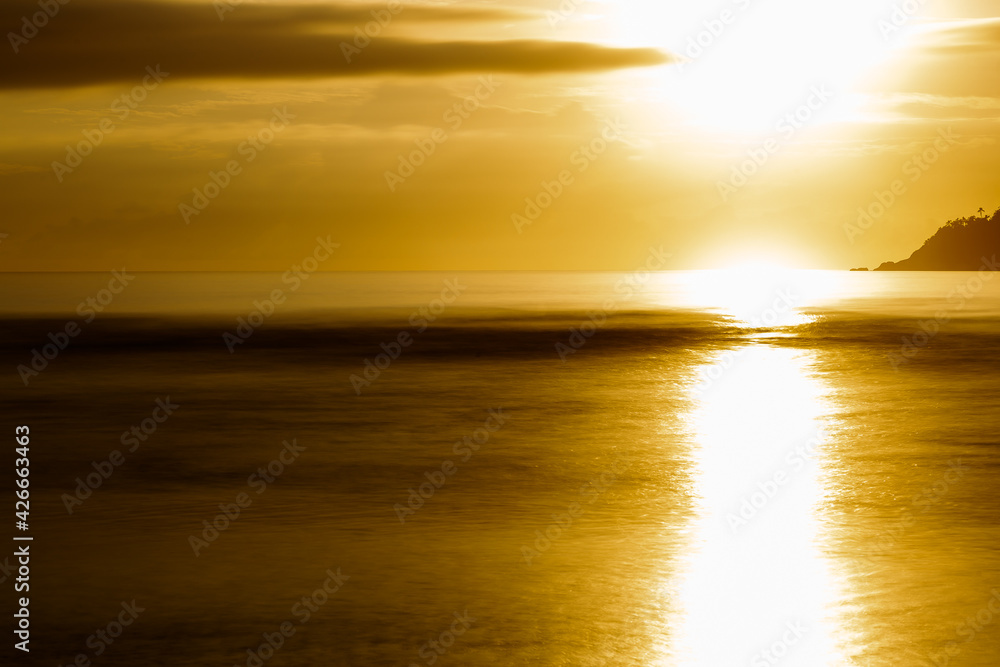 Obraz premium Dawn at Campeche Beach on the island of Florianopolis / Santa Catarina, in fact one of the most beautiful dawns that you can contemplate here.