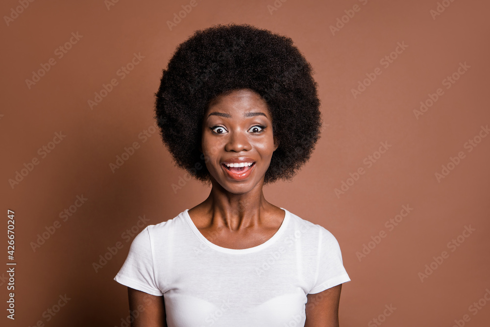 Photo portrait of amazed surprised woman wearing casual clothes smiling opened mouth isolated on brown color background
