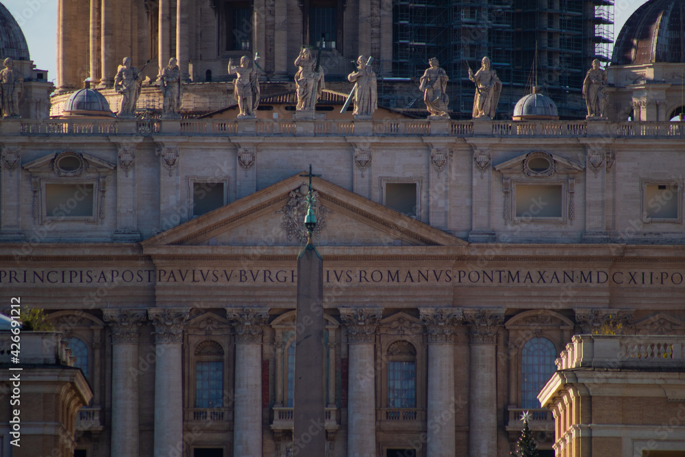 Obraz premium Views of Basilica de San Pietro building. Vatican City, Italy