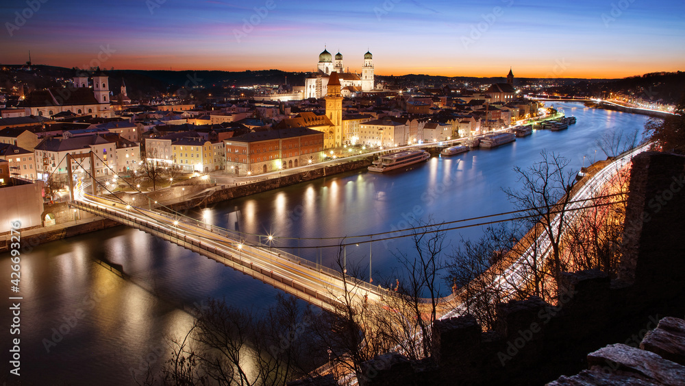 Blick vom Ludwigssteig auf Passau zum Sonnenuntergang