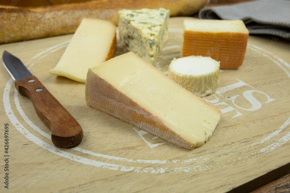 plateau de fromages et pain sur une table