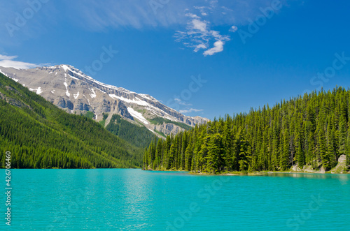 Fototapeta Naklejka Na Ścianę i Meble -  Majestic mountains and lake in Canada.