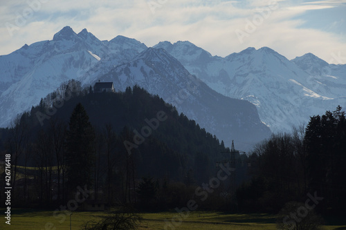 Silhouette der Burgkirche vor den Gipfeln des Allgäuer Alpenhauptkamms