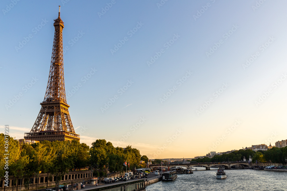 Obraz premium eiffel tower at sunset
