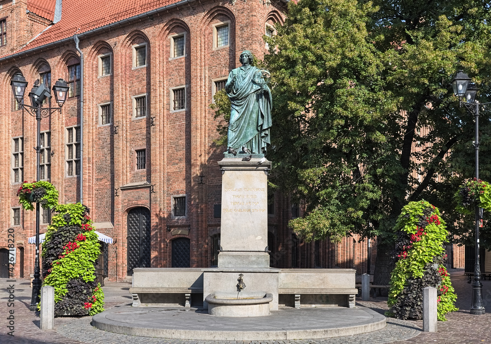 Obraz na płótnie Nicolaus Copernicus Monument in Torun, Poland. The monument was erected in 1853. Latin text on the pedestal reads: Nicolaus Copernicus of Torun, mover of the earth, stopper of the sun and heavens. w salonie