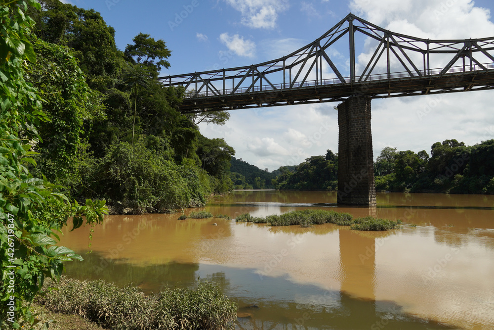 Stahlträger-Eisenbahnbrücke über den Itajai Fluss