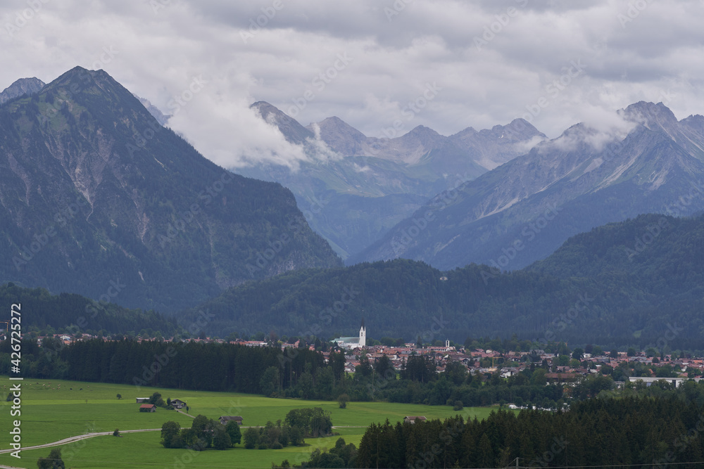 Blick über Oberstdorf vom südlichen Talrand bei aufziehendem Gewitter