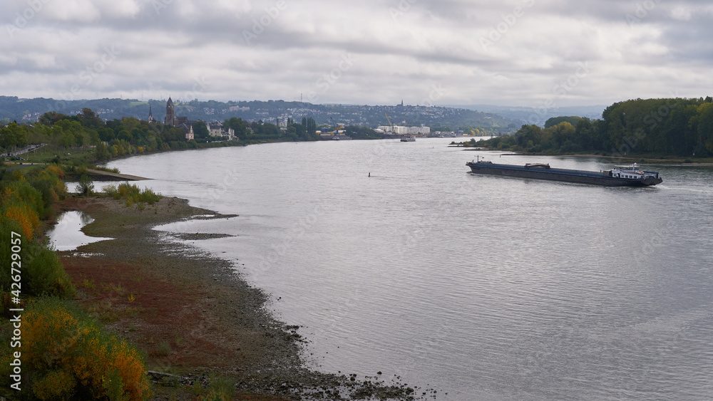 Frachtschiff auf dem Rhein im Herbst