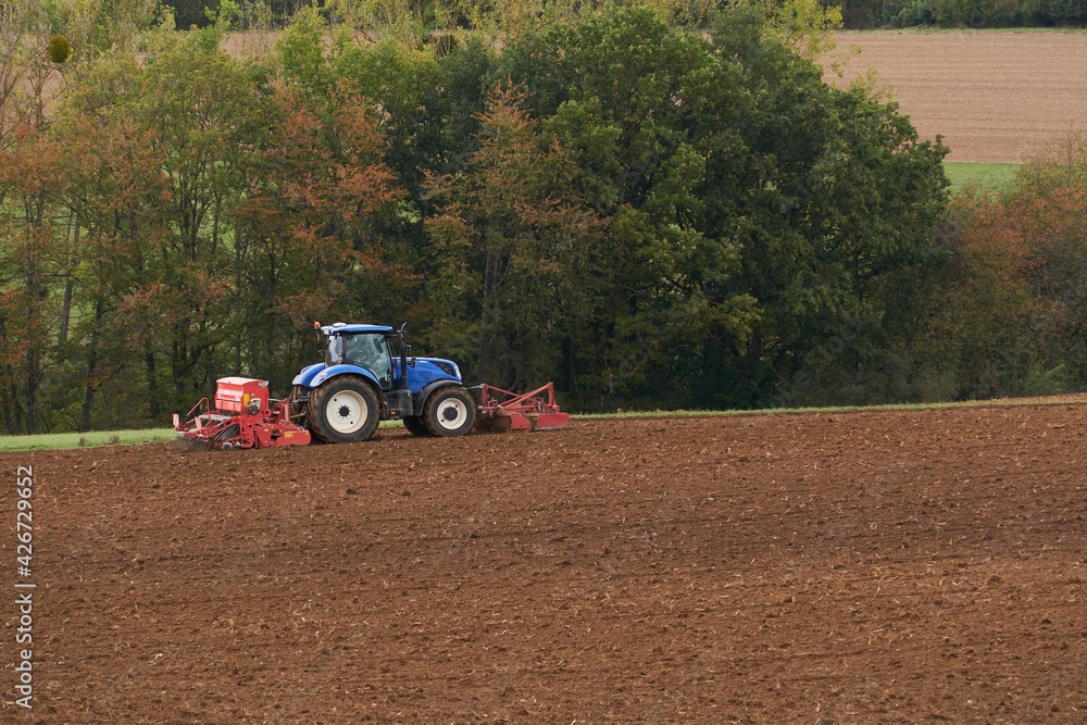 Obraz premium Traktor bei der Getreideaussaat