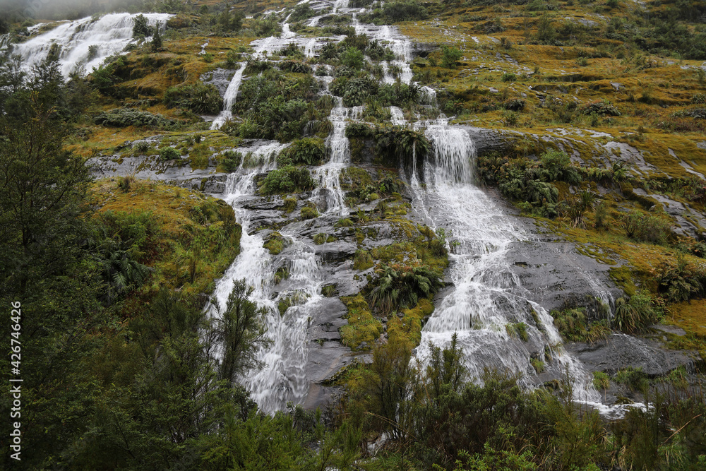 Fototapeta premium Wasserfälle entlang Hwy 94 Richtung Milford Sound / Waterfalls along Hwy 94 towards Milford Sound /