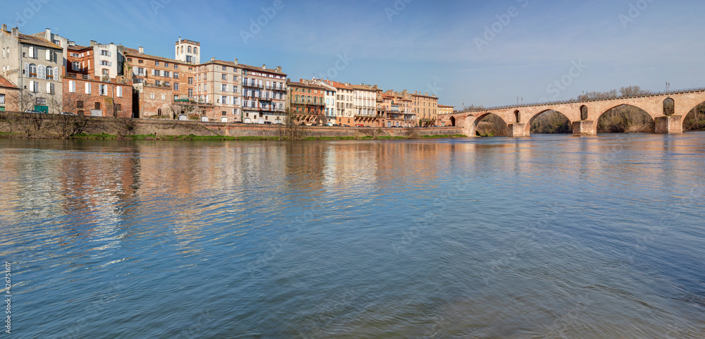 Vue sur la vieille ville de Montauban et son Pont Vieux dans le département du  Tarn et Garonne en Occitanie - France