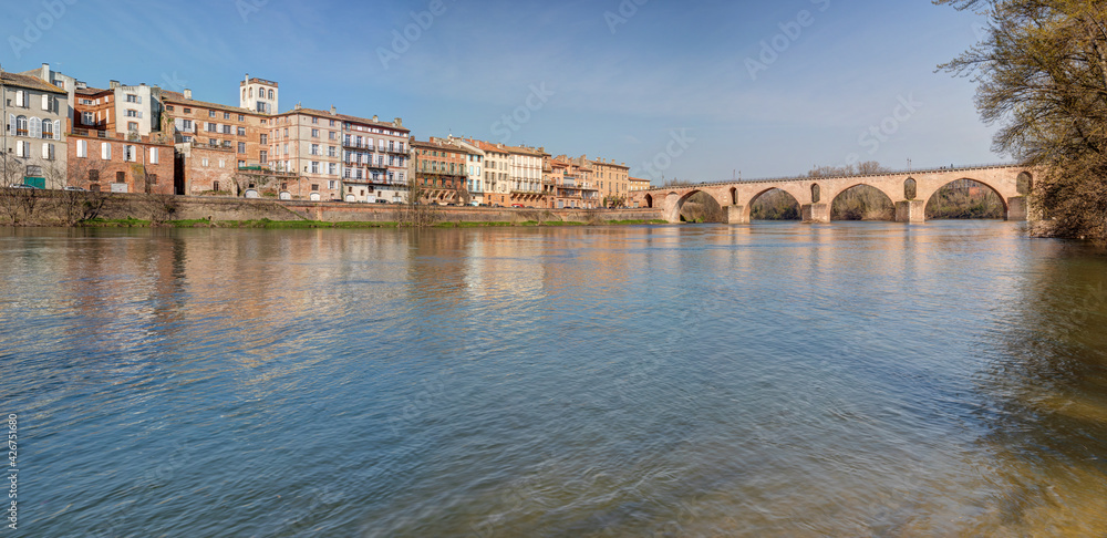 Vue sur la vieille ville de Montauban et son Pont Vieux dans le département du Tarn et Garonne en Occitanie - France Vue sur la vieille ville de Montauban et son Pont Vieux dans le département du Tarn et Garonne en Occitanie - France