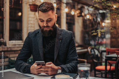 Businessman using smartphone in a cafe © Zamrznuti tonovi