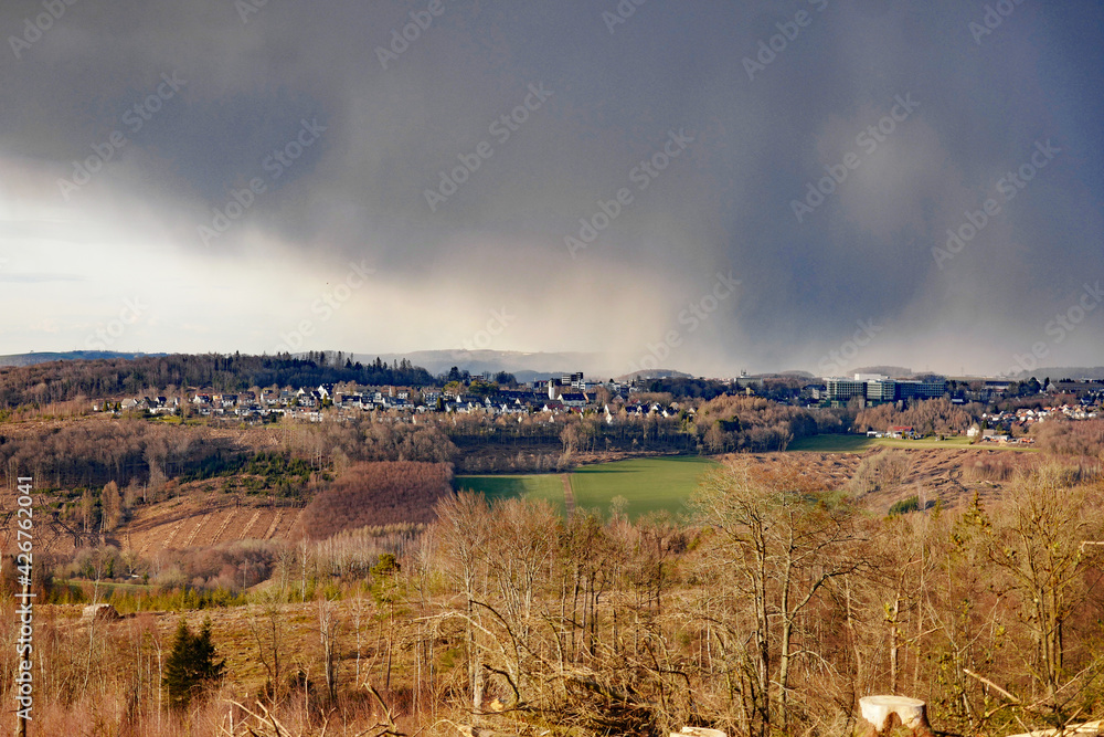 Fototapeta premium Lüdenscheid Blick auf Bierbaum und Kreiskrankenhaus bei Gewitter