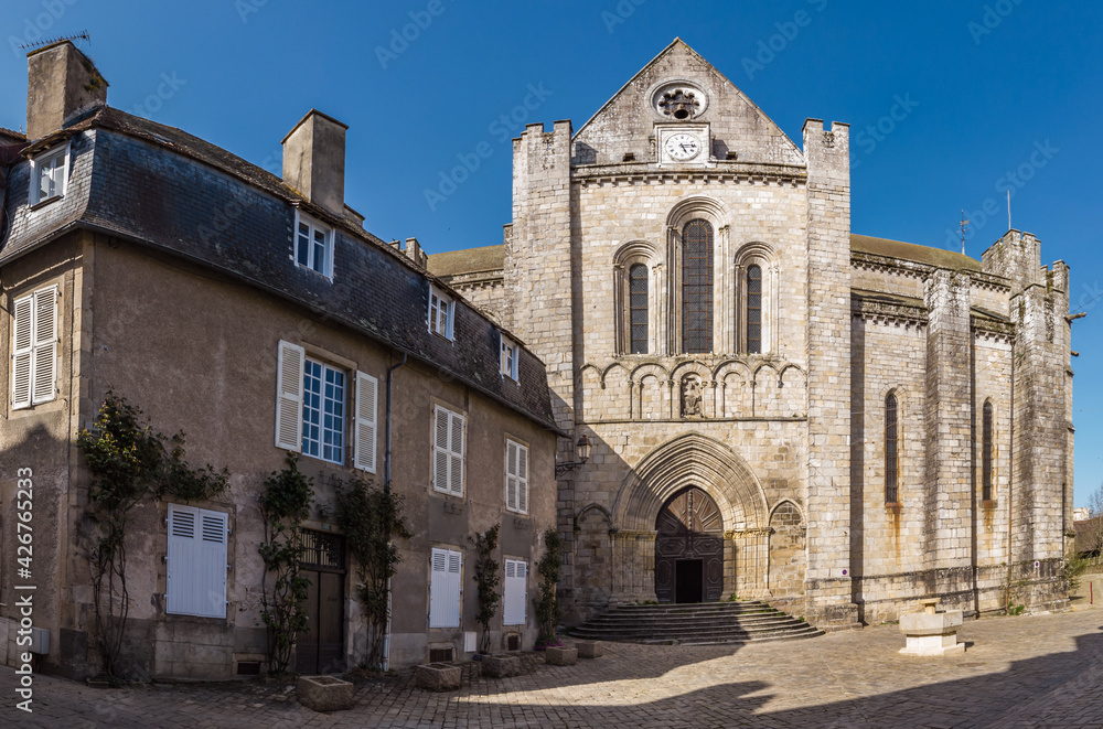Saint Yrieix la Perche (Haute-Vienne, France) - Vue panoramique de la collégiale Saint-Yrieix