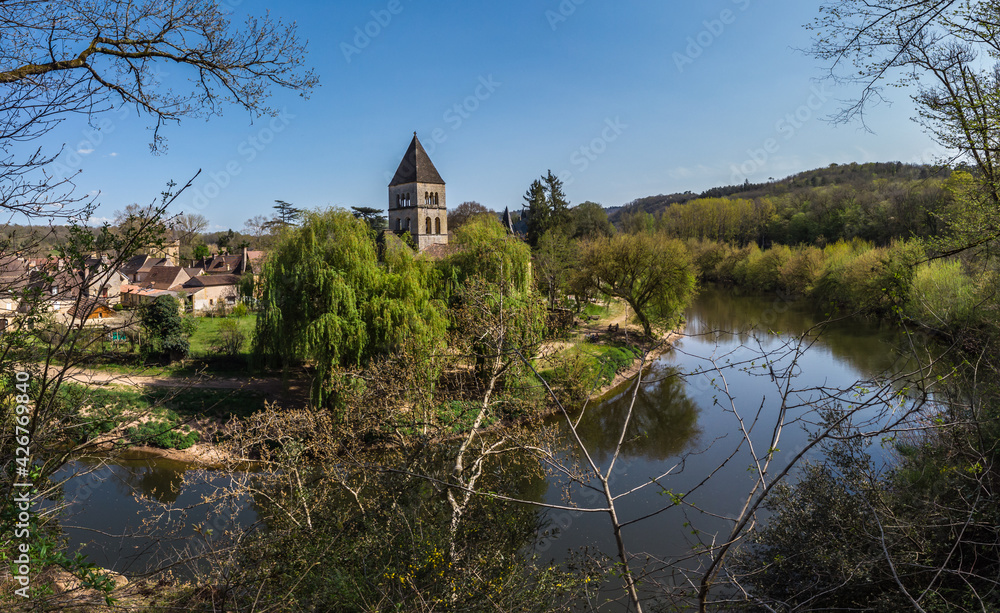 Saint Léon sur Vézère (Dordogne, France) - Vue panoramique de l'église romane Saint-Léonce au bord de la Vézère