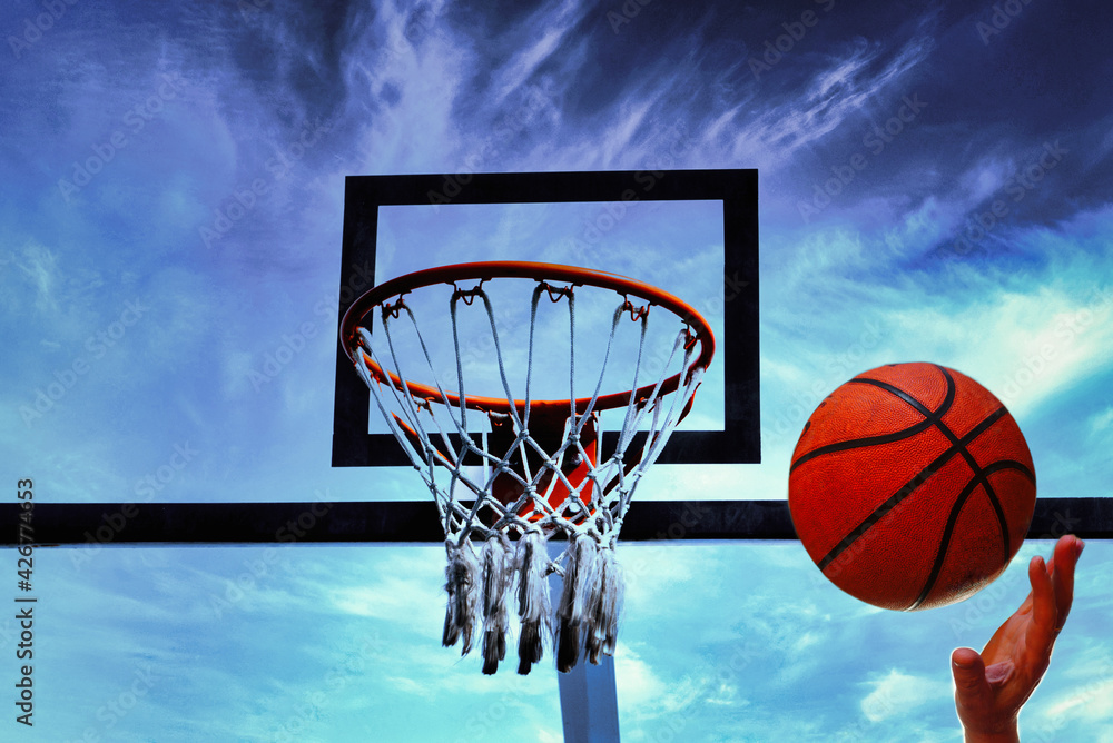 Canasta de baloncesto contra cielo azul Canasta de baloncesto contra cielo azul