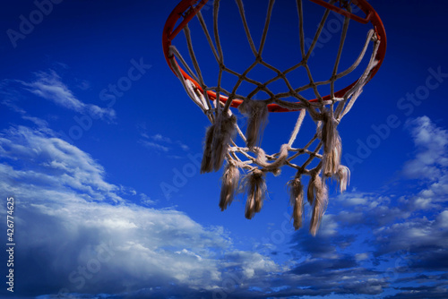Canasta de baloncesto contra cielo azul photo
