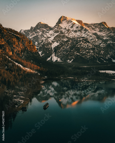 Εκτύπωση καμβά lake almsee with woodhouse in the middle of the lake