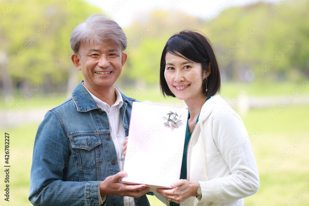 Fototapeta premium プレゼントを持つ夫婦