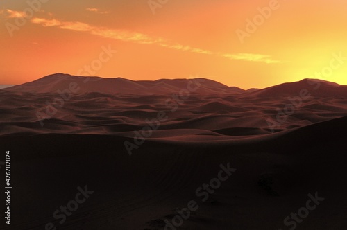 モロッコのサハラ砂漠、メルズーカ砂丘 © yossy