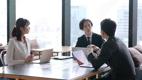オフィスでミーティングをするアジア人のビジネスグループ