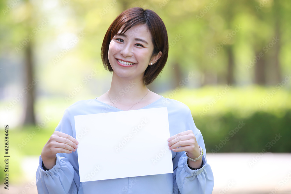 メッセージボードを持つ女性 メッセージボードを持つ女性