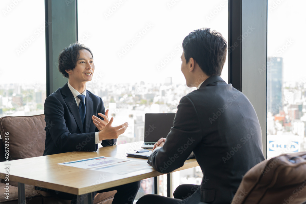会議、打合せをする若い日本人ビジネスマン 会議、打合せをする若い日本人ビジネスマン
