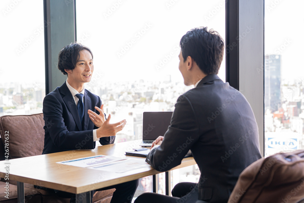 会議、打合せをする若い日本人ビジネスマン 会議、打合せをする若い日本人ビジネスマン