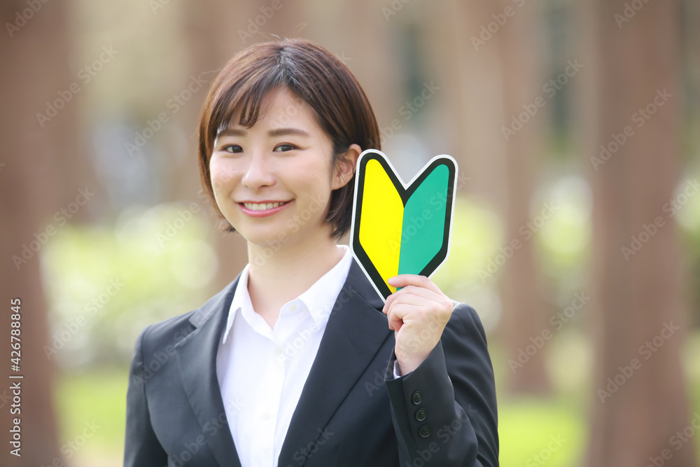 初心者マークを持つ女性社員