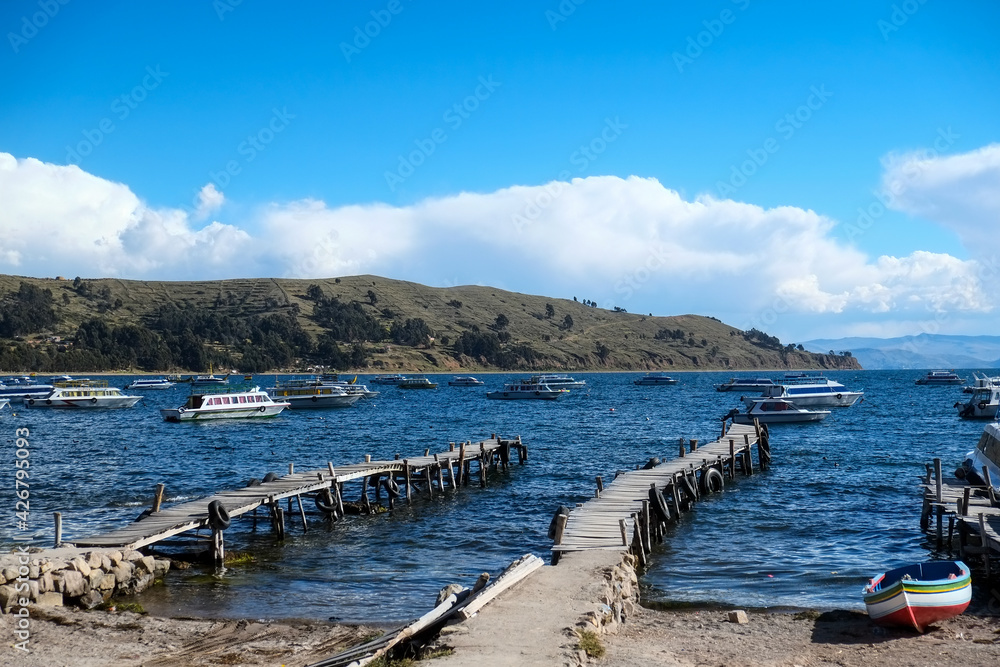 南米ペルーとボリビアを繋ぐ標高4000ｍの淡水湖チチカカ湖の船着場