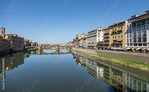 Firenze, il fiume Arno, il Lungarno con il Ponte Santa Trinita