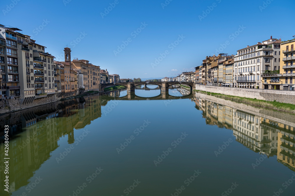 Firenze, il fiume Arno, il Lungarno con il Ponte Santa Trinita