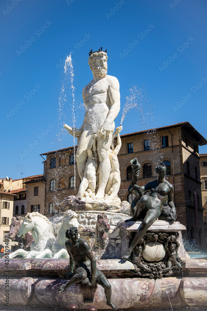 Firenze, la Fontana del Nettuno, detta anche di Piazza o il Biancone,  realizzata da un gruppo di artisti, con la statua centrale di Ammannati, e situata in piazza della Signoria
