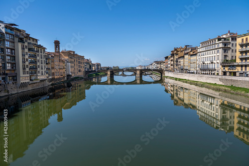 Fototapeta Naklejka Na Ścianę i Meble -  Firenze, il fiume Arno, il Lungarno con il Ponte Santa Trinita