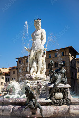 Firenze, la Fontana del Nettuno, detta anche di Piazza o il Biancone,  realizzata da un gruppo di artisti, con la statua centrale di Ammannati, e situata in piazza della Signoria