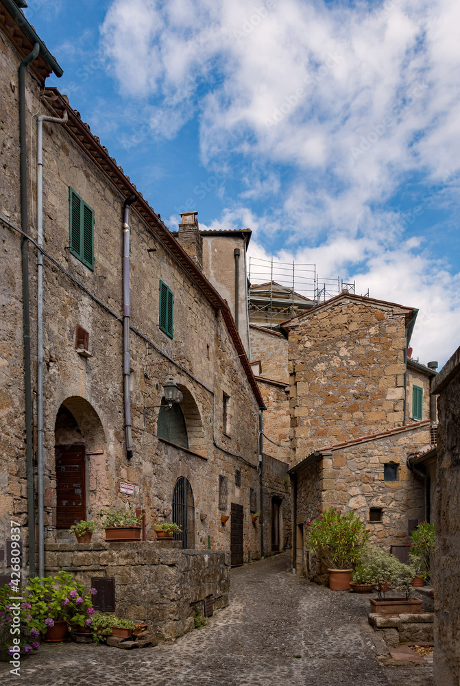 Gasse in der Altstadt von Sorano in der Toskana in Italien 