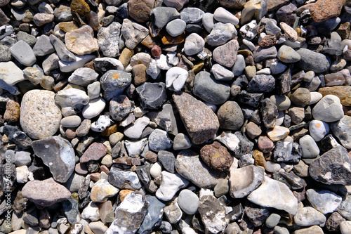 Verschiedene Steine in einem Küstenabschnitt