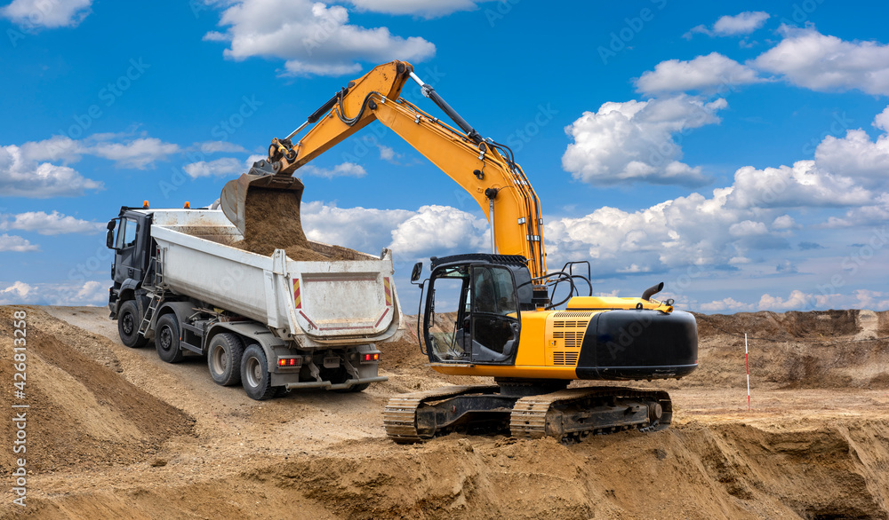 Obraz premium Bagger auf der Baustelle im Tiefbau