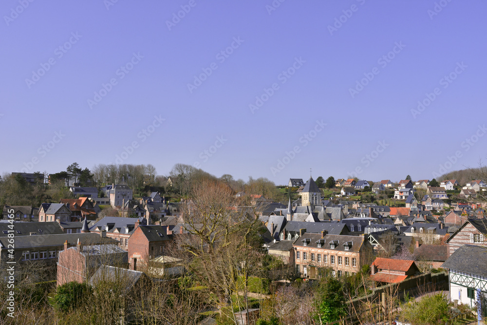 Veules-les-Roses (76980) par dessus les toits, département de Seine-Maritime en région Normandie, France