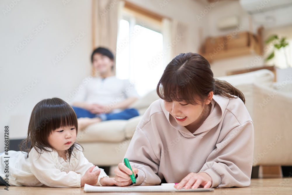 絵を描く母子と寛ぐパパ 絵を描く母子と寛ぐパパ