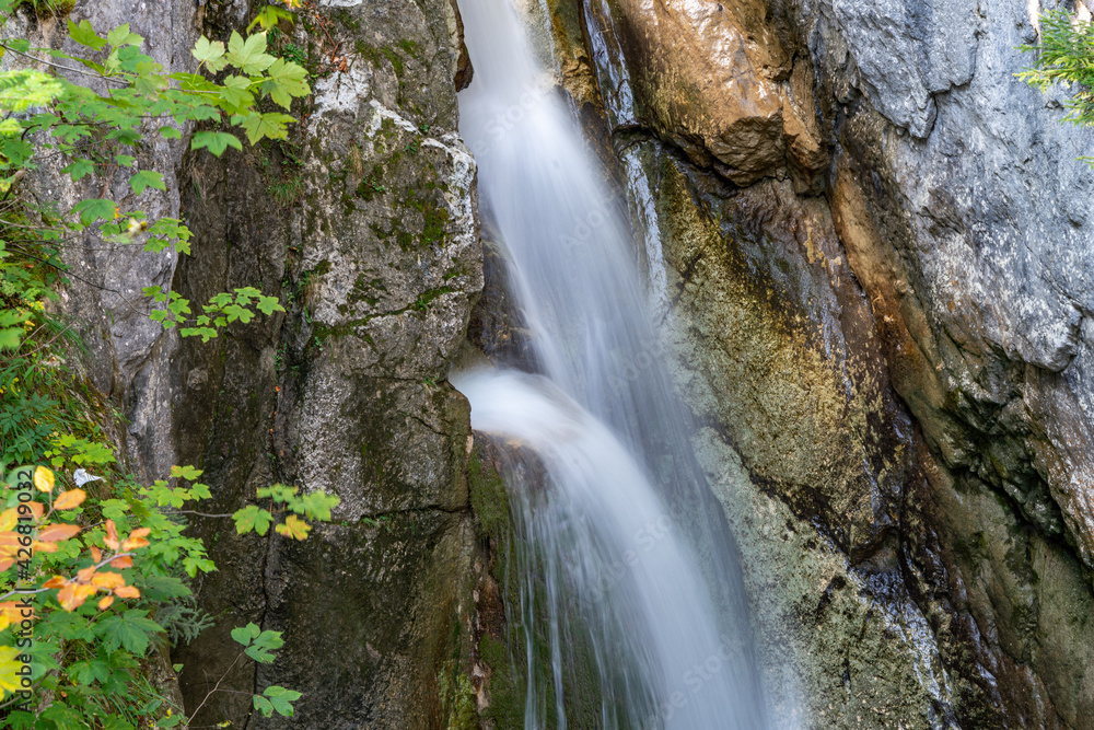 Obraz premium Wasserstufen an einem idyllischen Wasserfall