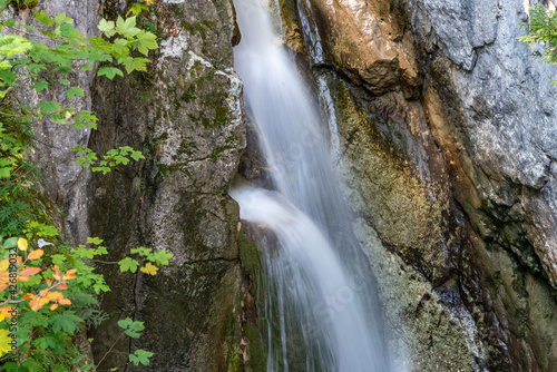 Wasserstufen an einem idyllischen Wasserfall
