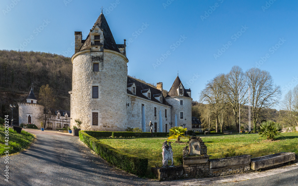 Condat sur Vézère (Dordogne, France) - Vue panoramique du château de la Fleunie Condat sur Vézère (Dordogne, France) - Vue panoramique du château de la Fleunie
