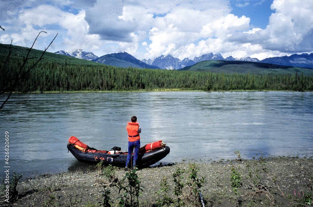 Landschaft am Nahanni River, North West Territories, Kanada - Eine zweiwöchige Kanutour auf dem entlegenen Nahanni River ist sehr abwechslungsreich, Wildnis pur und ein großartiges Abenteuer Landschaft am Nahanni River, North West Territories, Kanada - Eine zweiwöchige Kanutour auf dem entlegenen Nahanni River ist sehr abwechslungsreich, Wildnis pur und ein großartiges Abenteuer