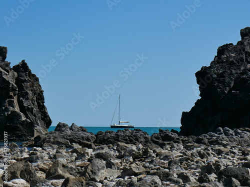 bateau entre les rochers 