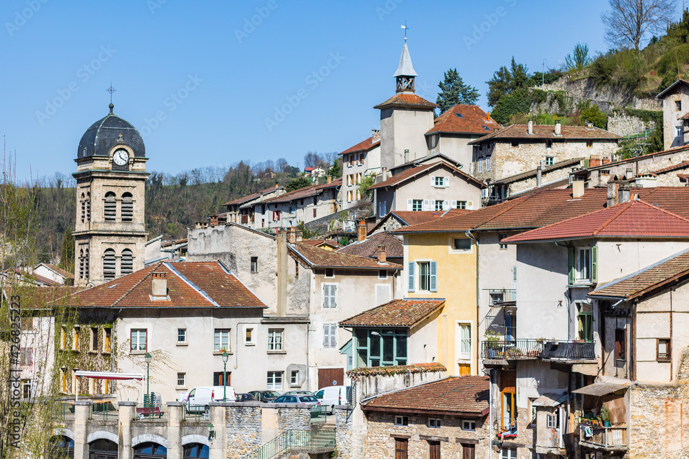 Vue sur les maisons suspendues au-dessus de la rivière à Pont-en-Royans (Auvergne-Rhône-Alpes, France)