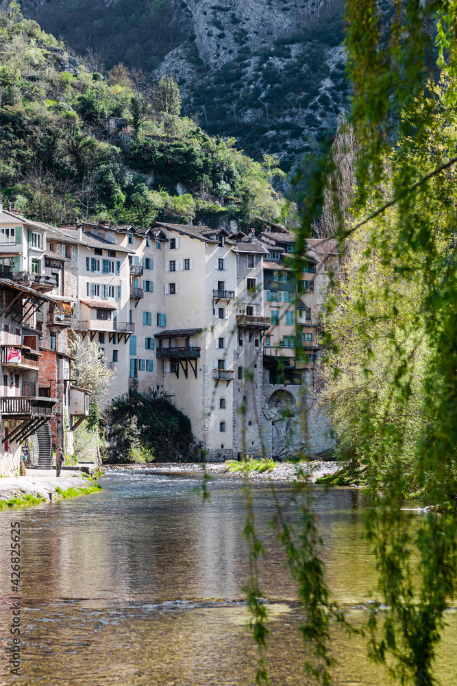 Fototapeta premium Vue sur les maisons suspendues au-dessus de la rivière à Pont-en-Royans (Auvergne-Rhône-Alpes, France)