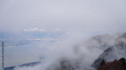 Vue aérienne sur le lac Léman à travers les nuages